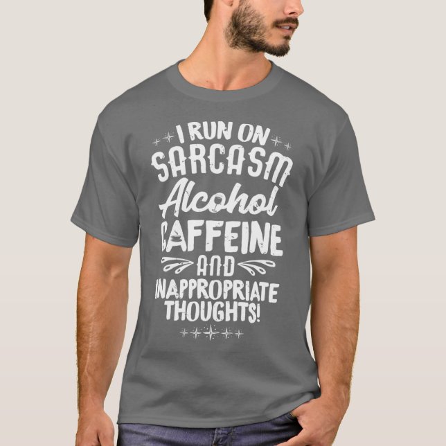Camiseta Eu Funciono com Sarcasmo Álcool Cafeína Pensamento (Frente)