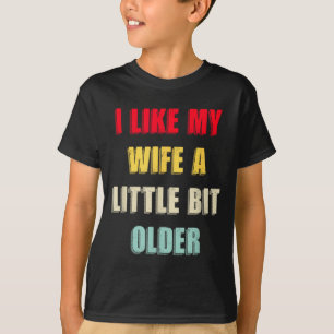 Camiseta Eu Gosto da Minha Esposa Um Pouco Mais Velha Dito