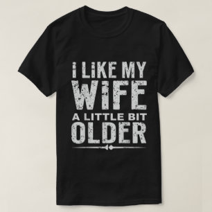 Camiseta Eu Gosto da Minha Esposa Um Pouco Mais Velha Dito 