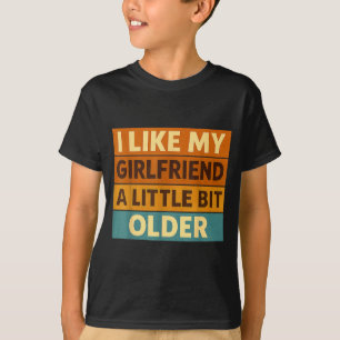 Camiseta Eu Gosto da Minha Namorada Um Pouco Mais Velha Pia
