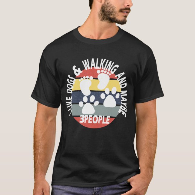 Camiseta Eu gosto de cachorros e caminhando e talvez 3 pess (Frente)