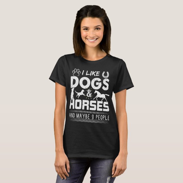 CAMISETA EU GOSTO DE CÃES E CAVALOS E TALVEZ 3 PESSOAS (Frente Completa)