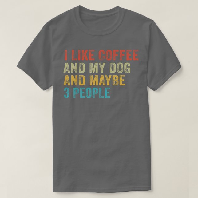 Camiseta Eu Gosto De Café E Meu Cachorro E Talvez 3 Pessoas (Frente do Design)