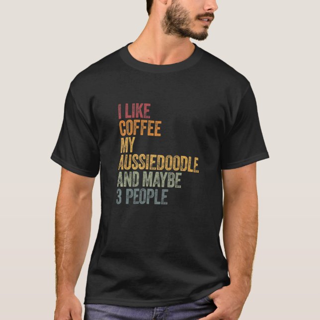 Camiseta Eu Gosto De Café Meu Aussiedoodle E Talvez 3 Pesso (Frente)
