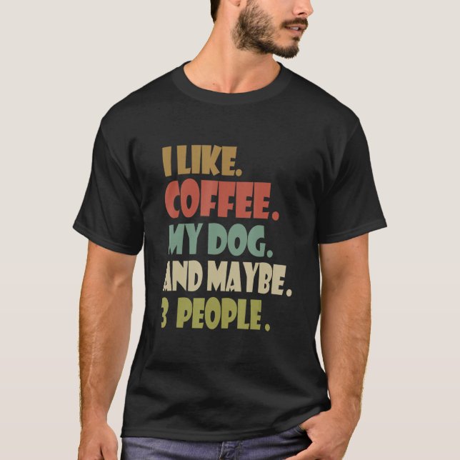 Camiseta Eu Gosto De Café Meu Cachorro E Talvez 3 Pessoas (Frente)