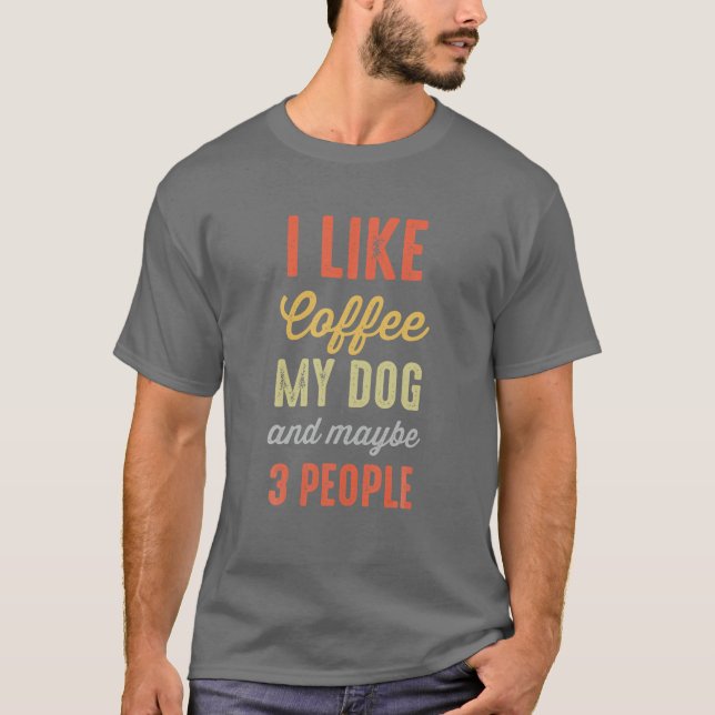 Camiseta Eu Gosto De Café Meu Cachorro E Talvez 3 Pessoas D (Frente)