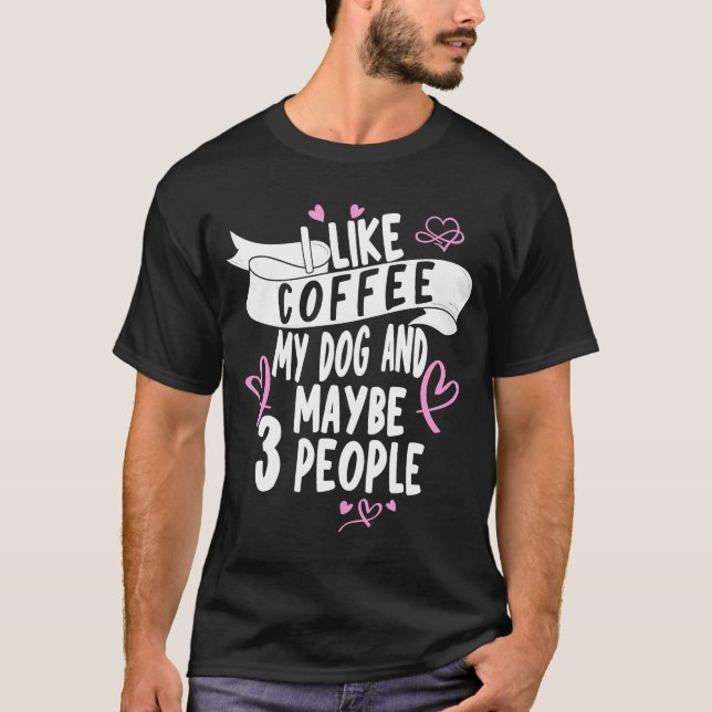 Camiseta Eu gosto de café, meu cachorro e talvez três Pesso (Frente)