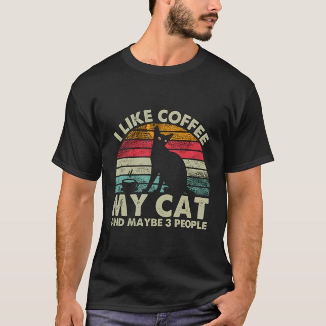 Camiseta Eu Gosto De Café Meu Gato E Talvez 3 Pessoas (Frente)