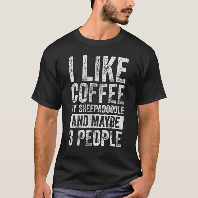 Camiseta Eu Gosto De Café Minha Ovelha E Talvez Três Pessoa (Frente)