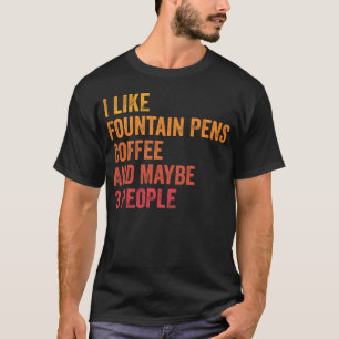Camiseta Eu Gosto de Canetas-Tinteiro e Café e Talvez 3 Pes