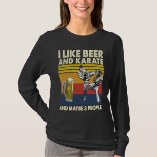 Camiseta Eu gosto de cerveja e karatê e talvez 3 pessoas re