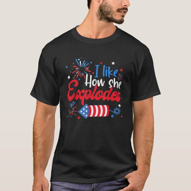 Camiseta Eu Gosto De Como Ela Explora Fogos De Artifício Fu (Frente)