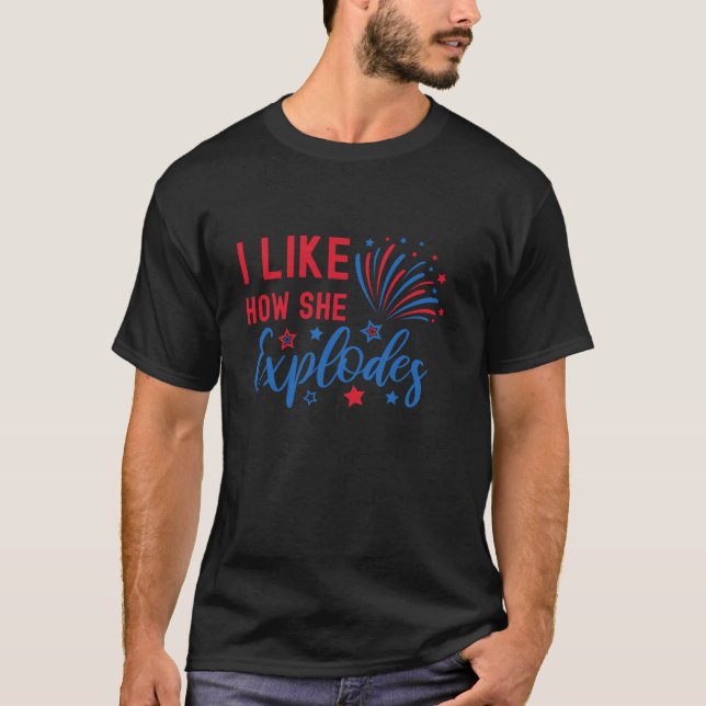 Camiseta Eu Gosto De Como Ela Explora Fogos De Artifício Fu (Frente)
