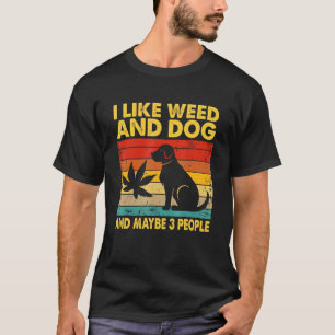 Camiseta Eu Gosto De Erva E Cachorro E Talvez Três Pessoas