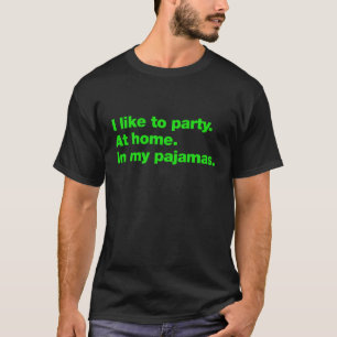 Camiseta Eu gosto de festa. Em casa. De pijama