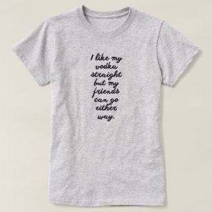 CAMISETA EU GOSTO DE MEU HETERO DA VODCA MAS OS AMIGOS