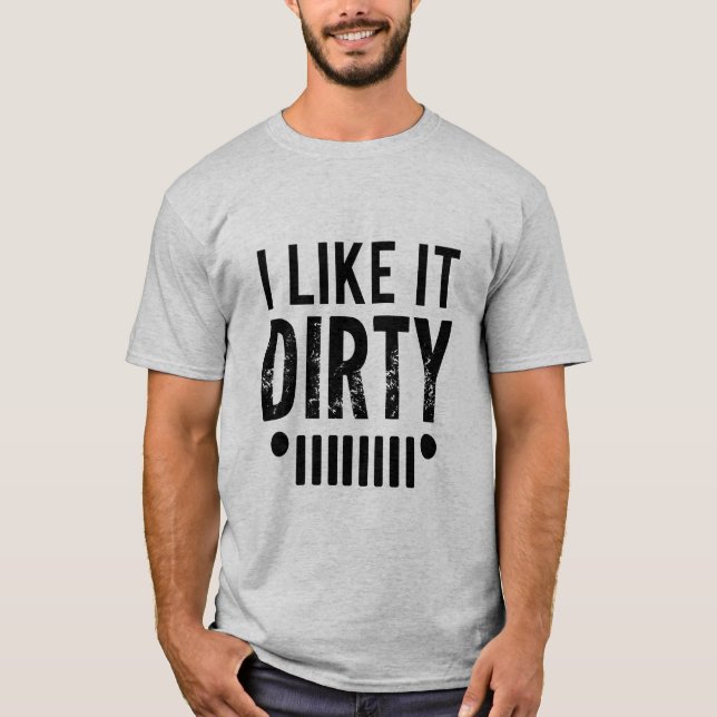 Camiseta Eu gosto dela suja, ao ar livre, com palavras engr (Frente)