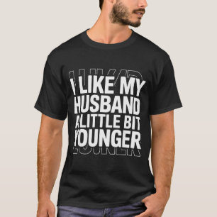 Camiseta Eu Gosto do Meu Marido Um Pouco Mais Jovem Dito Di