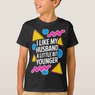 Camiseta Eu Gosto do Meu Marido Um Pouco Mais Jovem Dito Di