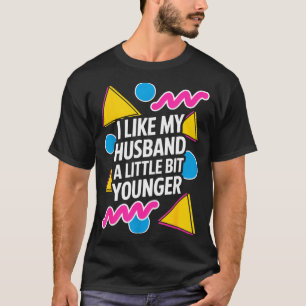 Camiseta Eu Gosto do Meu Marido Um Pouco Mais Jovem Dito Di