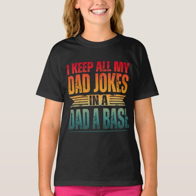 CAMISETA EU GUARDO TODAS AS MINHAS PIADAS DE PAI EM UMA BAS (Frente)