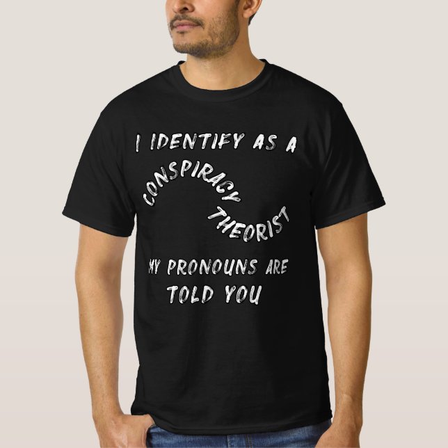 Camiseta Eu Identifico Como Teórico Da Conspiração Os Meus  (Frente)