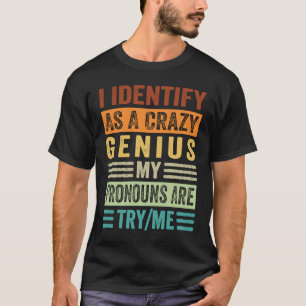 Camiseta Eu Identifico Como Um Gênio Louco Que Meus Pronunc