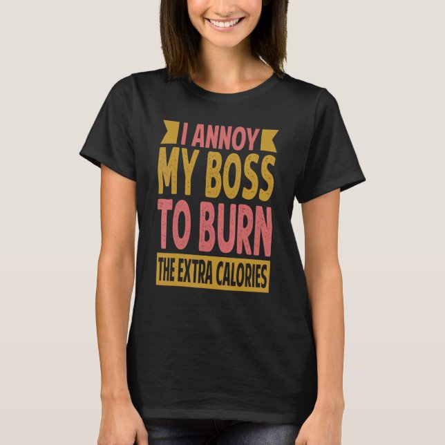 Camiseta Eu Incomodo Meu Chefe A Queimar As Calorias Extra  (Frente)