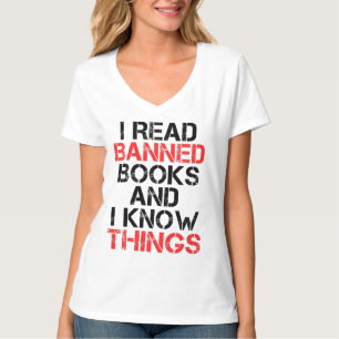 Camiseta Eu Leio Livros Proibidos E Eu Sei Coisas