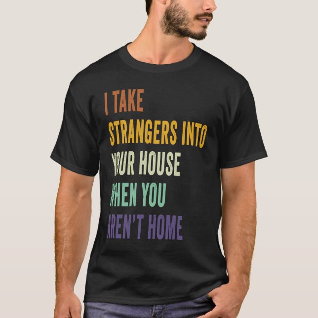 Camiseta Eu Levo Estranhos Para Sua Casa Quando Você Arenu2 (Frente)