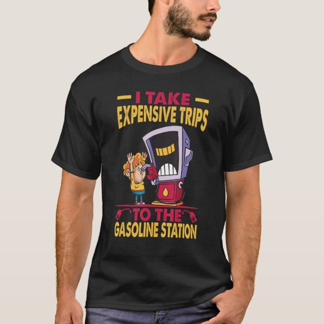 Camiseta Eu Levo Viagens Caras Para A Estação Gasolina 2 (Frente)