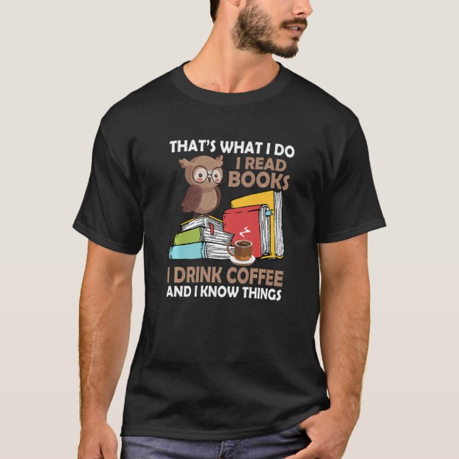 Camiseta Eu Li Livros Bebem Café E Eu Sei Coisas (Frente)
