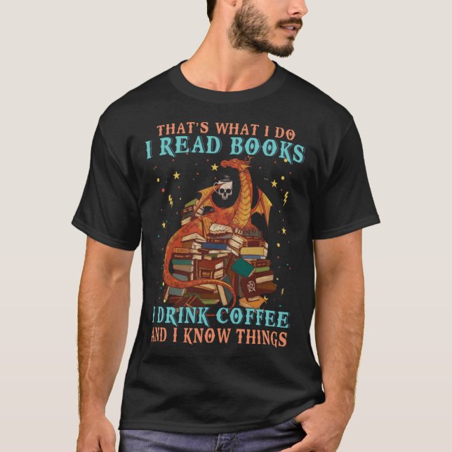 Camiseta Eu Li Livros E Eu Sei Coisas Dragão E Café (Frente)