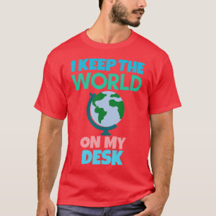 Camiseta Eu mantenho o mundo na minha mesa uma geografia en
