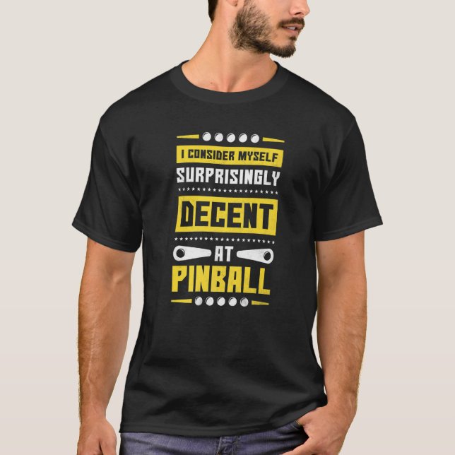 Camiseta Eu Me Considero Surpreendentemente Decente Em Pinb (Frente)