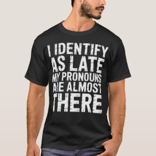 Camiseta Eu Me Identifico Como Atrasado Meus Pronomes Estão