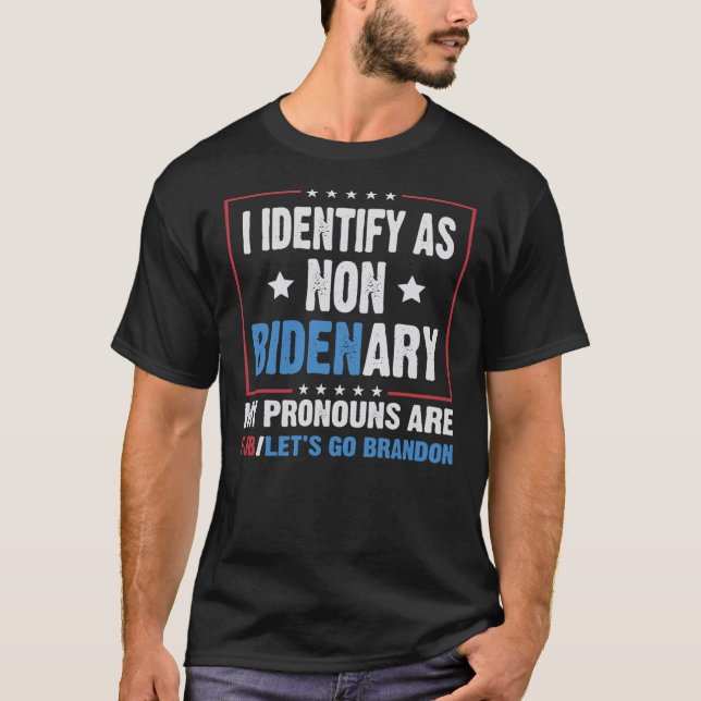 Camiseta Eu me identifico como não Bidenário. Meus pronomes (Frente)