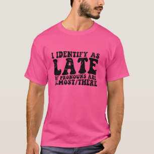 Camiseta Eu Me Identifico Como Tarde Meus Pronomes São Quas
