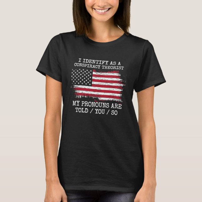 Camiseta Eu Me Identifico Como Um Teórico da Conspiração Pr (Frente)