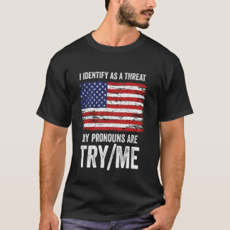 Camiseta Eu Me Identifico Como Uma Ameaça Meus Pronomes São
