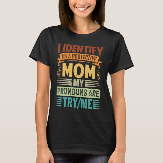 Camiseta Eu Me Identifico Como Uma Mãe Protetora Meus Prono (Frente)