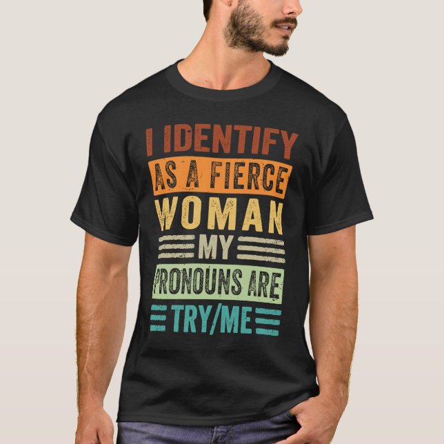 Camiseta Eu Me Identifico Como Uma Mulher Feroz Meus Pronom (Frente)