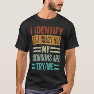 Camiseta Eu Me Identifico Como Uma Noz Louca Meus Pronomes