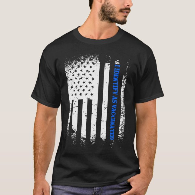 Camiseta Eu Me Identifico Como Vacinado Com Bandeira Americ (Frente)