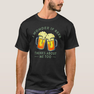 Camiseta Eu Me Pergunto Se Cerveja Pensa Em Mim Também.