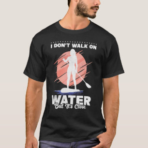 Camiseta Eu Não Ando Sobre a Água Mas Está Perto Sup Stand