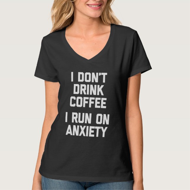 Camiseta Eu não bebo café Eu corro com ansiedade dizendo hu (Frente)