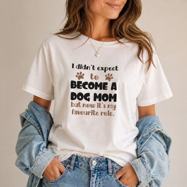 Camiseta Eu não esperava me tornar uma mãe de cachorro pape (Cute dog mom quote tee with soft comfy fit, perfect casual wear for pet lovers everyday style.)