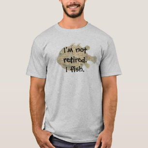 Camiseta Eu não estou aposentado. Eu pesco com peixe marrom