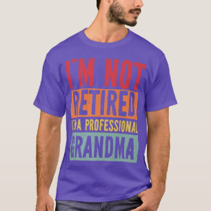 Camiseta Eu não estou aposentado sou uma vovó profissional
